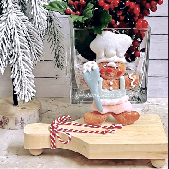 Christmas Gingerbread Baker Girl & Mini Cutting Board Riser . - Picture 1 of 1